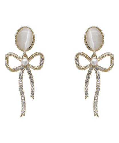 Pendientes elegantes de plata de ley dorada con perla y lazo de circonita en forma de ojo de gato