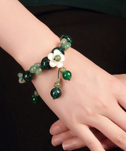 Pulsera elegante con dije de flor de concha y esmalte de ágata verde y jade verde