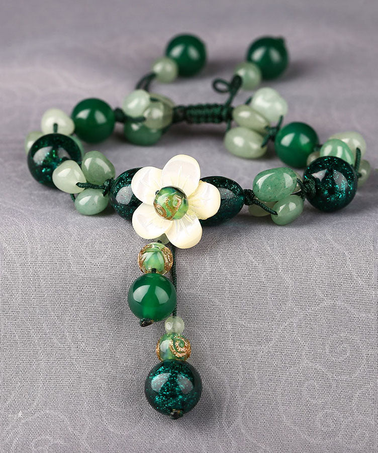 Pulsera elegante con dije de flor de concha y esmalte de ágata verde y jade verde