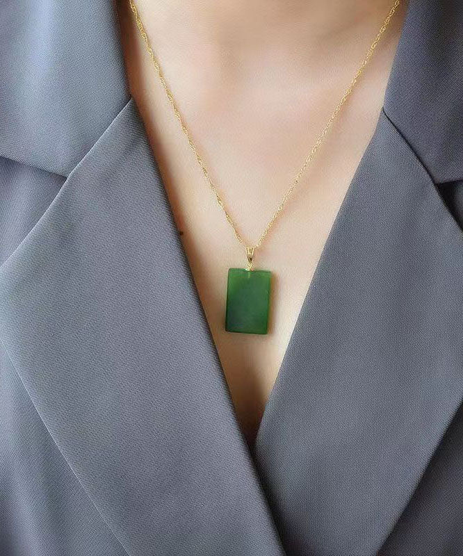 Elegante collar con colgante rectangular de jade en plata de ley verde