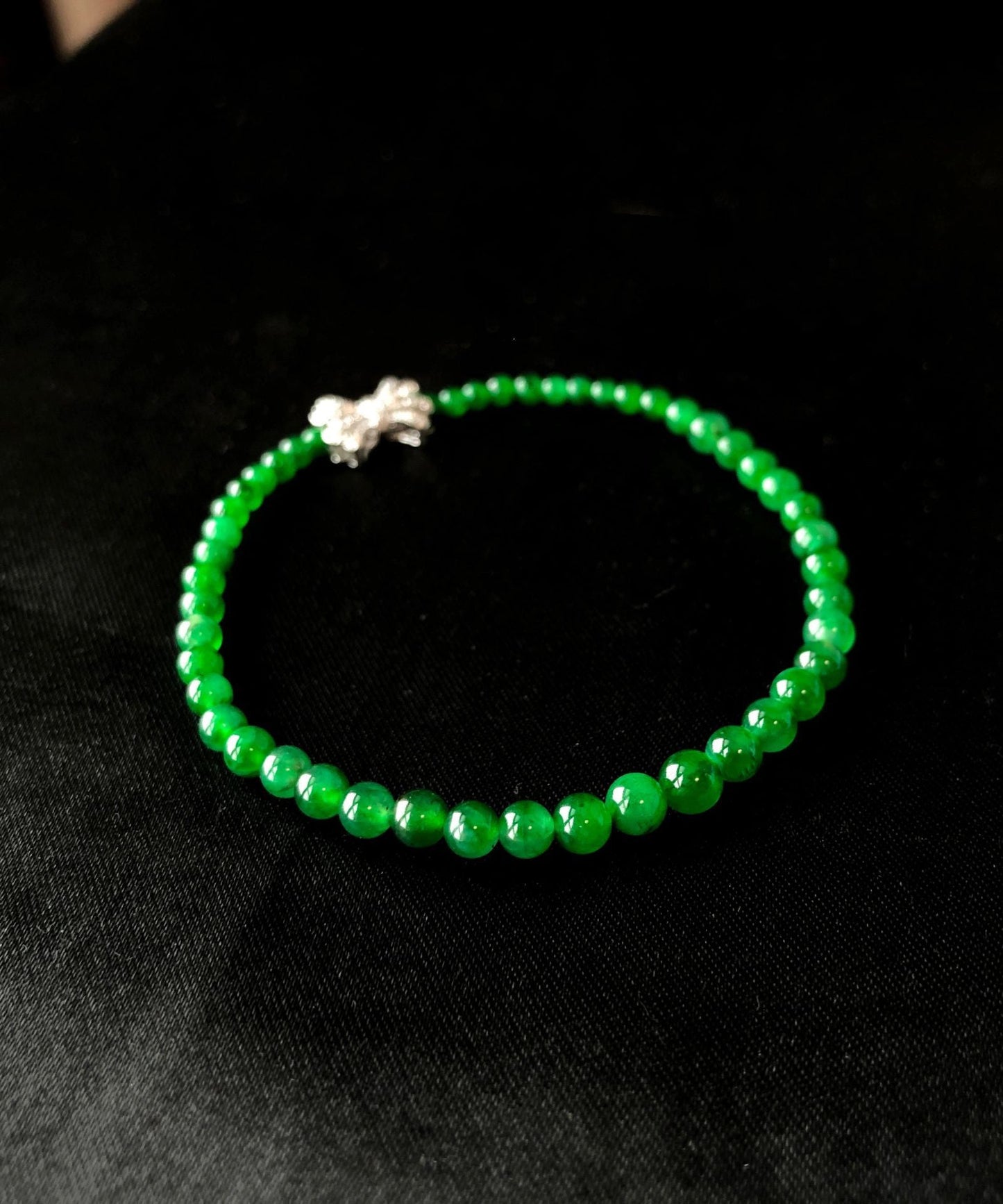 Edles grünes Sterlingsilber-Zirkon-Jade-Schleifenkettenarmband