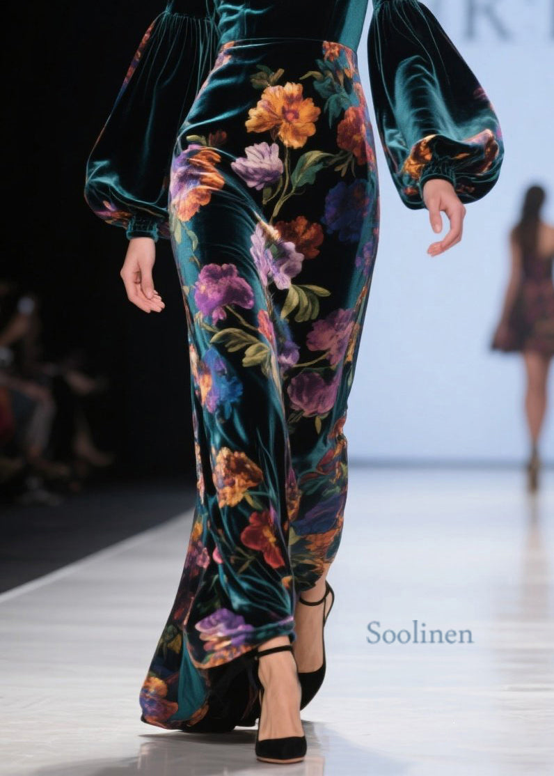 Elegantes grünes Samtkleid mit V-Ausschnitt und Laternenärmeln