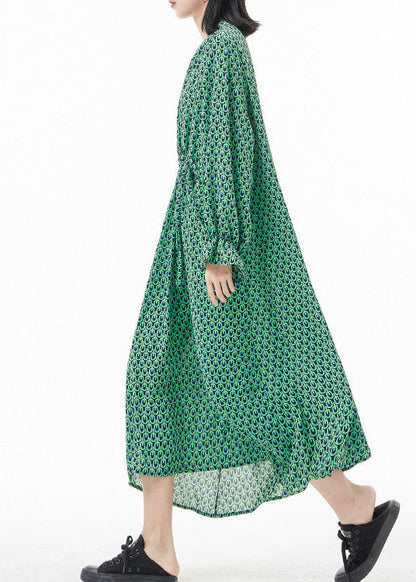 Edles grünes Seidenkleid mit Bindegürtel und V-Ausschnitt, Frühling