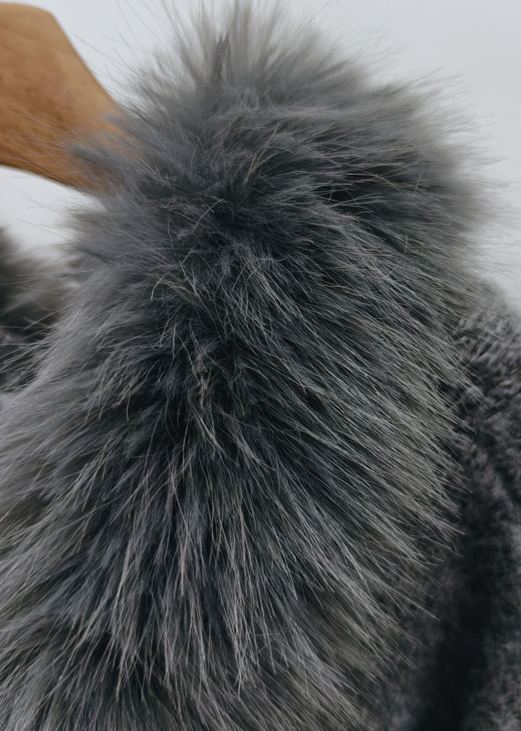 Suéteres de punto de algodón con capucha gruesa y decorados con bolas peludas de color gris elegante para invierno