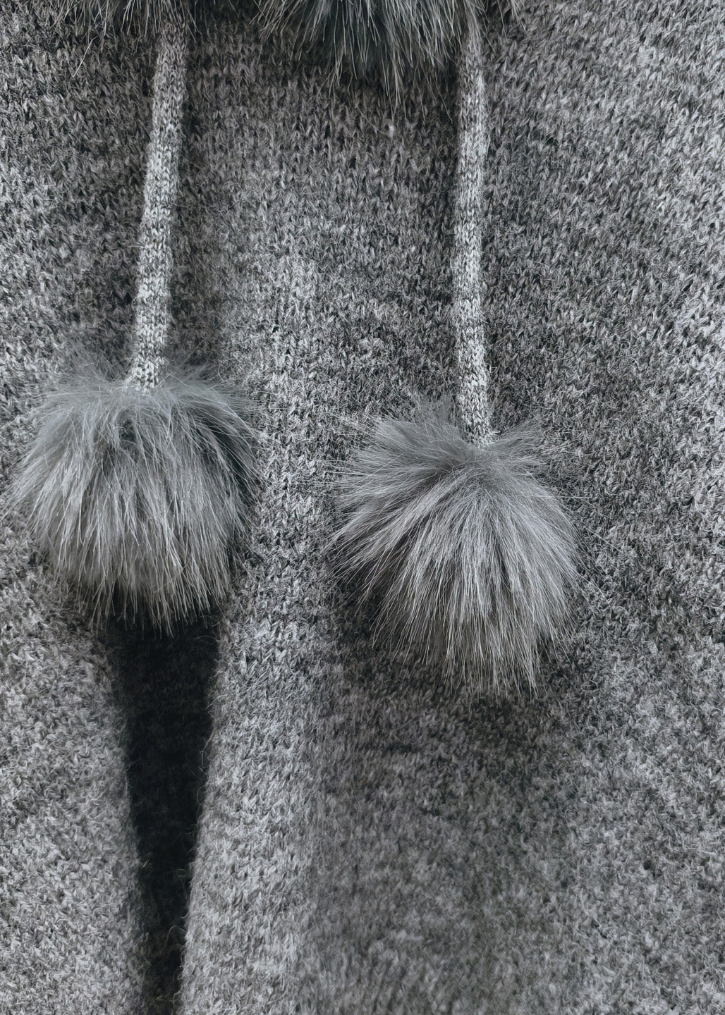 Suéteres de punto de algodón con capucha gruesa y decorados con bolas peludas de color gris elegante para invierno