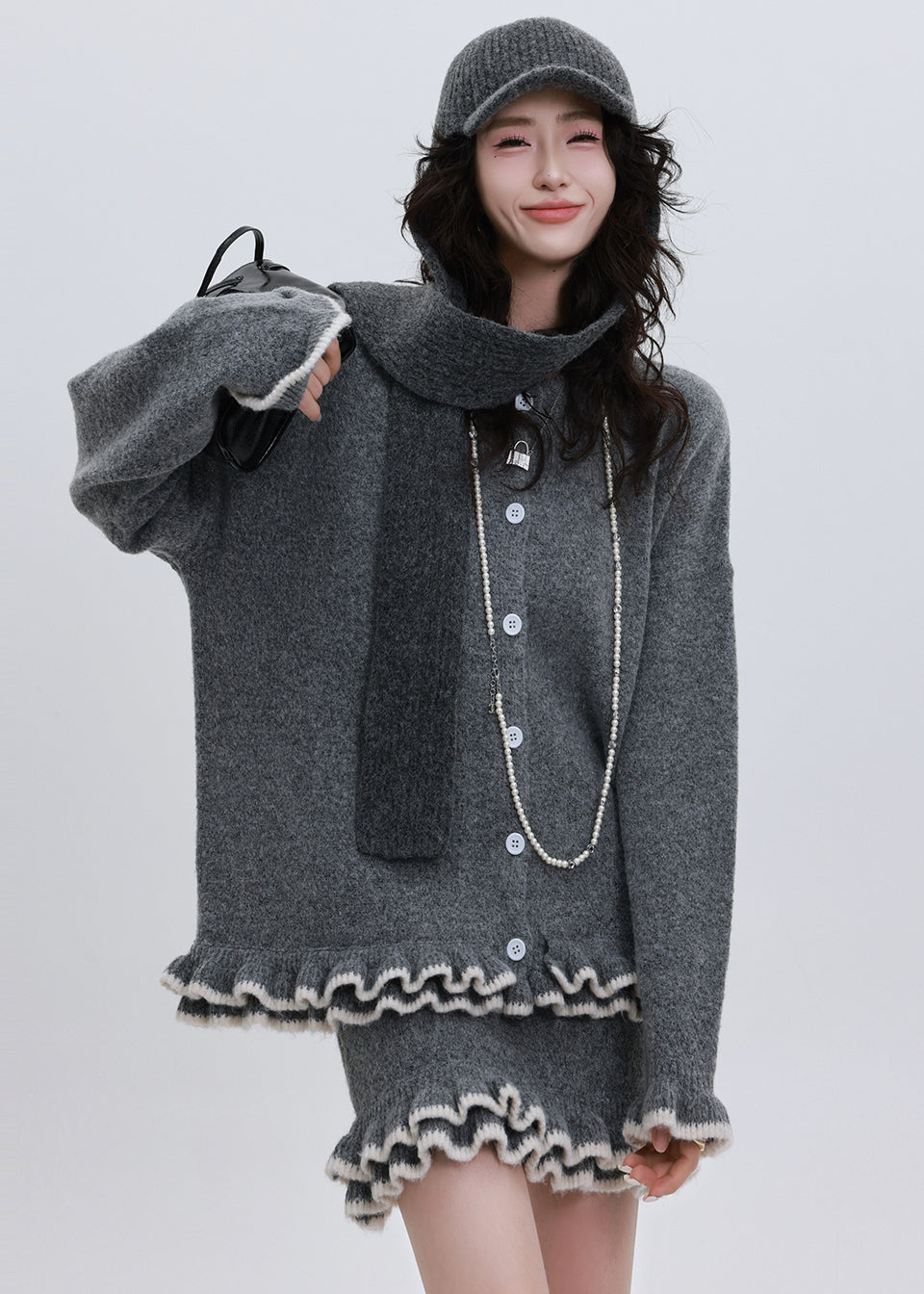Elegantes graues, gerüschtes, warmes Strick-Zweiteiler-Set für den Winter
