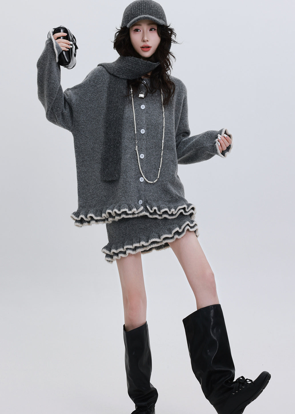 Elegantes graues, gerüschtes, warmes Strick-Zweiteiler-Set für den Winter
