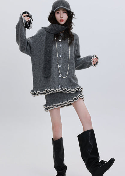 Elegantes graues, gerüschtes, warmes Strick-Zweiteiler-Set für den Winter