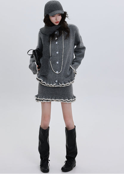 Elegantes graues, gerüschtes, warmes Strick-Zweiteiler-Set für den Winter