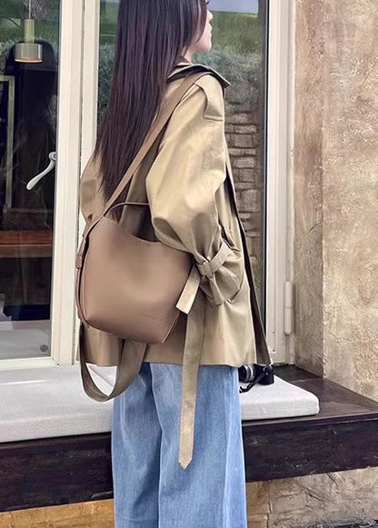 Elegante khakifarbene, doppelreihige Baumwolljacke mit Bindegürtel für den Frühling