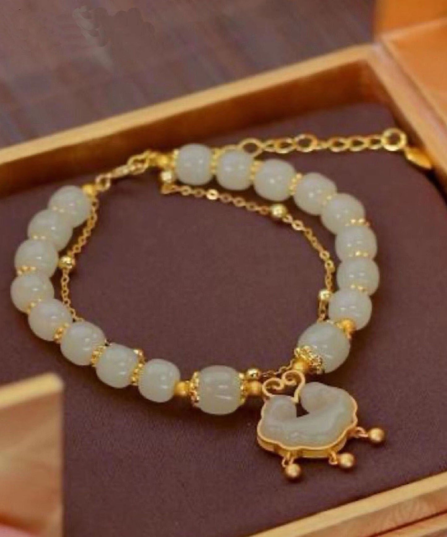 Edles kleines grünes Sterlingsilber-Armband mit Jade-Sicherheitsverschluss und Quaste