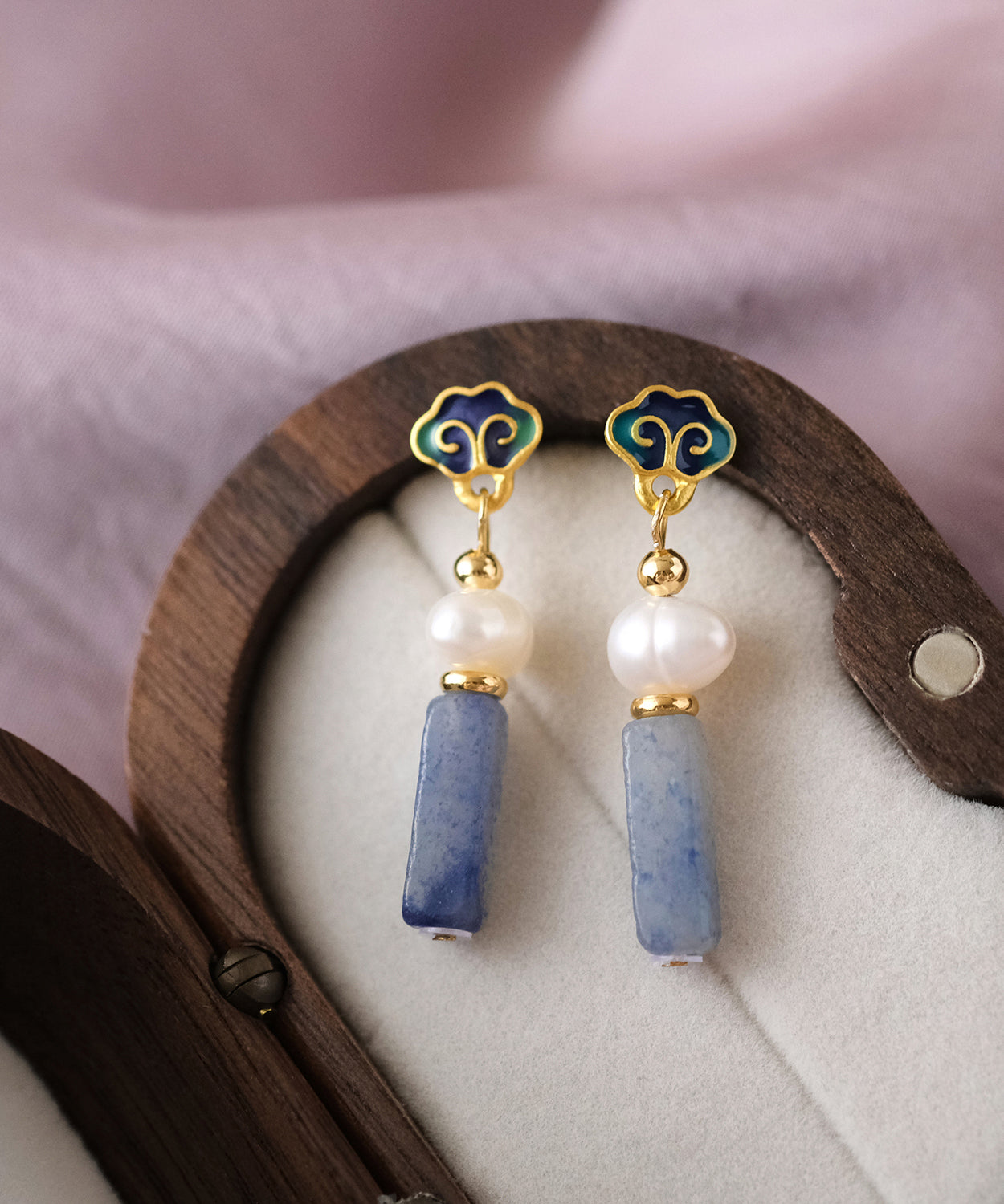 Pendientes elegantes de perlas esmaltadas con goteo de cobre multicolor