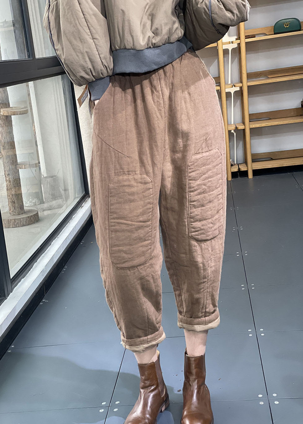 Edle lila Haremshose mit elastischer Taille und übergroßer Applikation aus feiner Baumwolle für den Winter