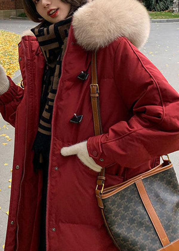 Edle rote Daunenjacke mit Pelzkragen und Kapuze im Winter