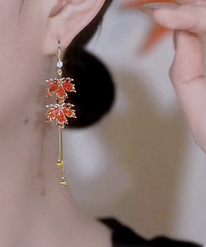 Pendientes elegantes de plata de ley roja con borlas y hojas de arce con circonitas doradas