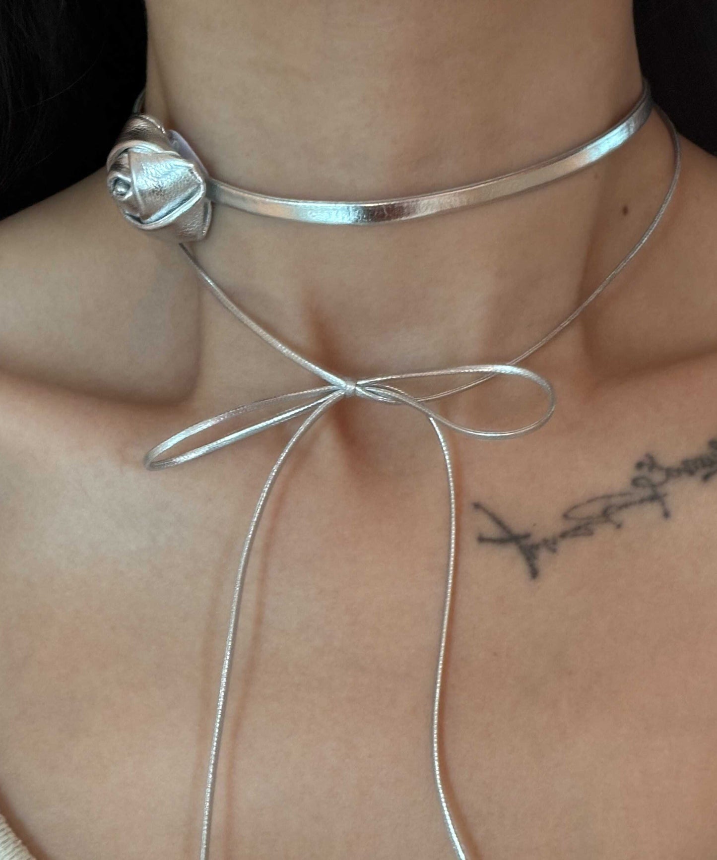 Edle Halskette mit zweilagiger Schleife aus Seidenleder und Rosen