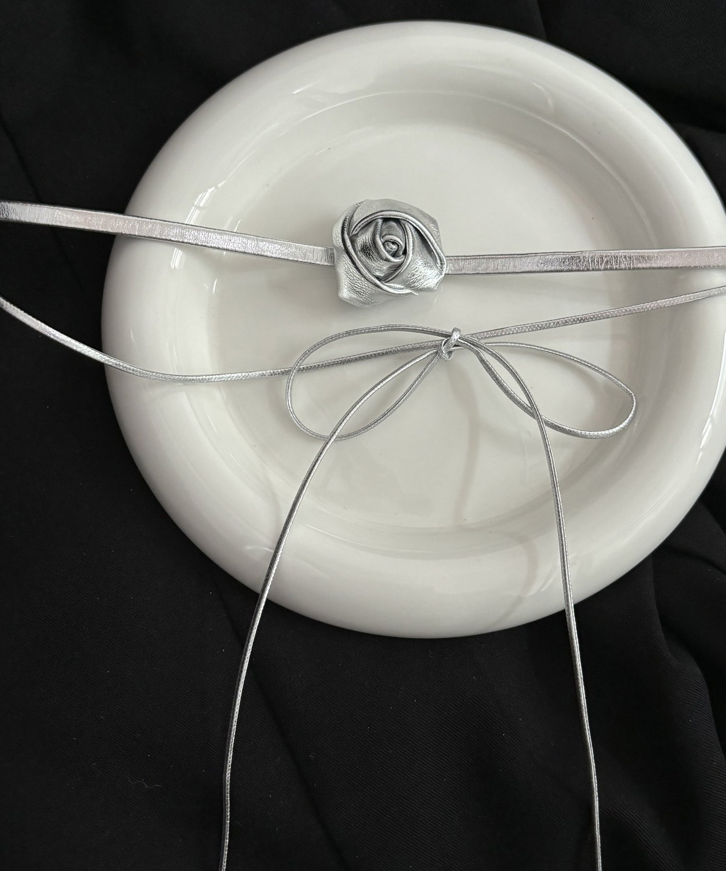 Edle Halskette mit zweilagiger Schleife aus Seidenleder und Rosen