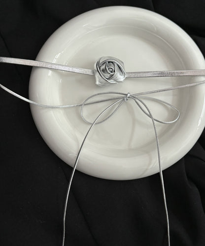 Edle Halskette mit zweilagiger Schleife aus Seidenleder und Rosen