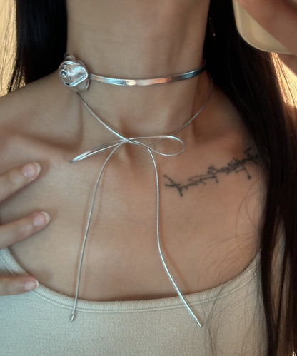 Edle Halskette mit zweilagiger Schleife aus Seidenleder und Rosen