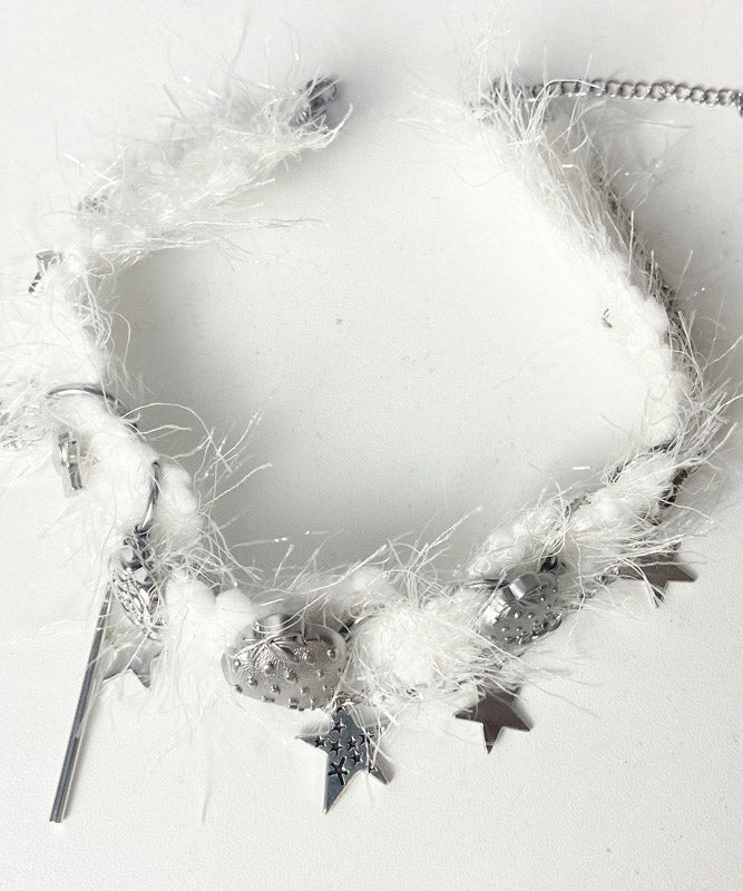 Collar con colgante de estrella de cinco puntas de acero inoxidable y seda elegante