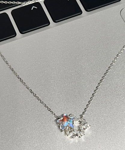 Collar con colgante de estrellas huecas y elegante plata de ley con circonitas esmaltadas en color