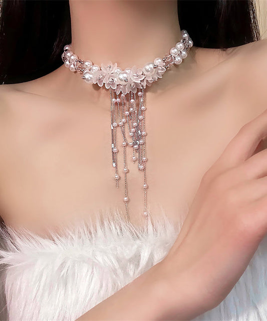 Elegante collar de lazo con borlas y cuentas florales de aleación blanca con perlas