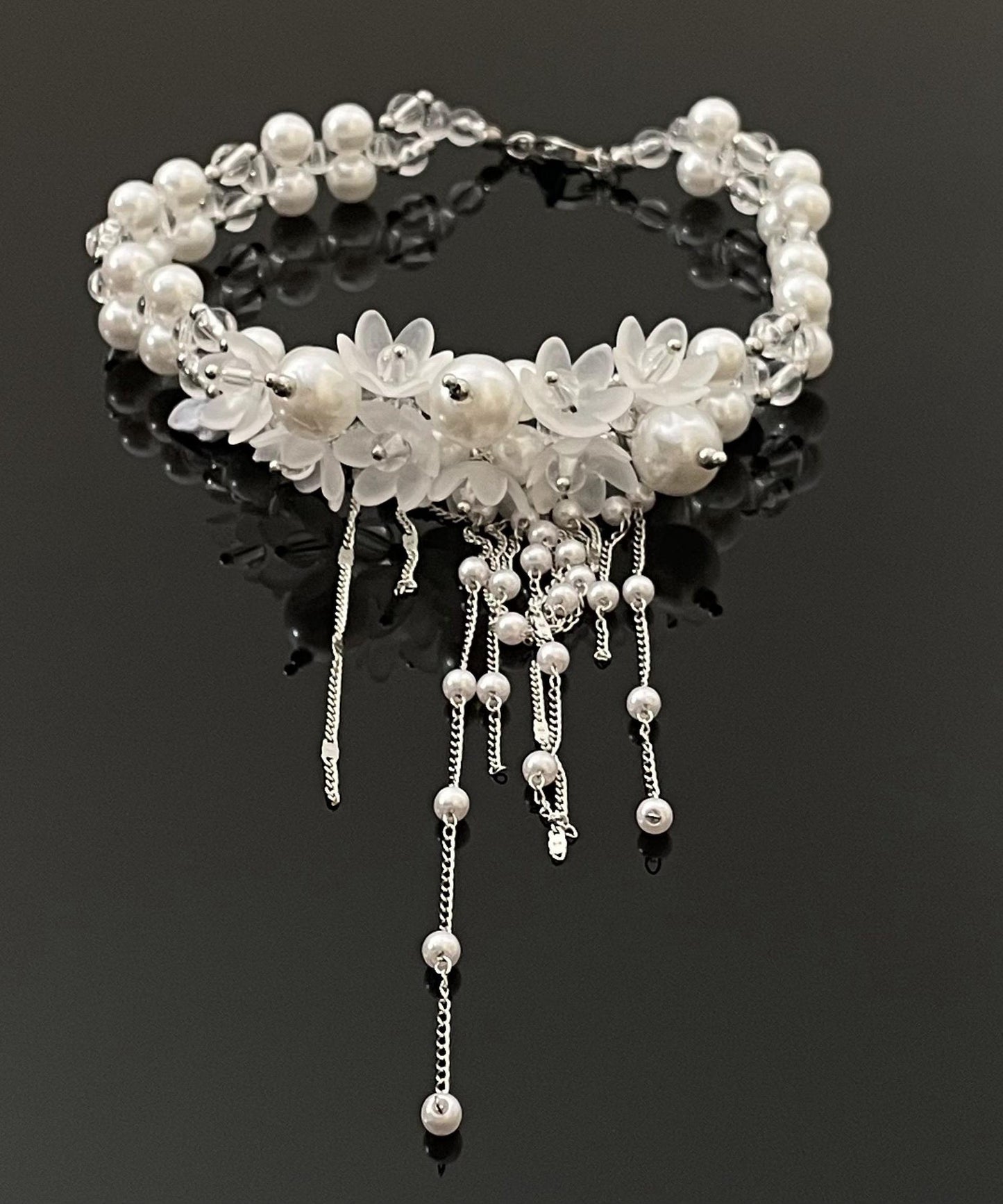Elegante collar de lazo con borlas y cuentas florales de aleación blanca con perlas