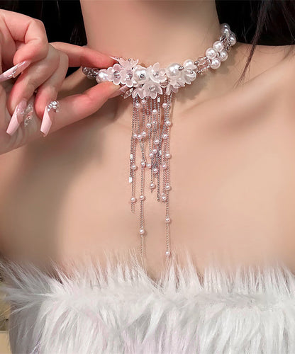 Elegante collar de lazo con borlas y cuentas florales de aleación blanca con perlas