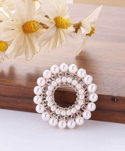 Broches florales con elegantes perlas y circonitas de aleación blanca