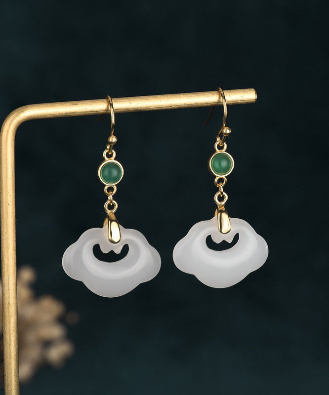 Elegantes pendientes colgantes de jade con gemas incrustadas en oro blanco antiguo