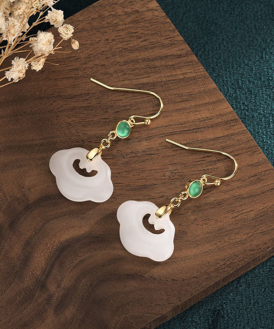 Elegantes pendientes colgantes de jade con gemas incrustadas en oro blanco antiguo