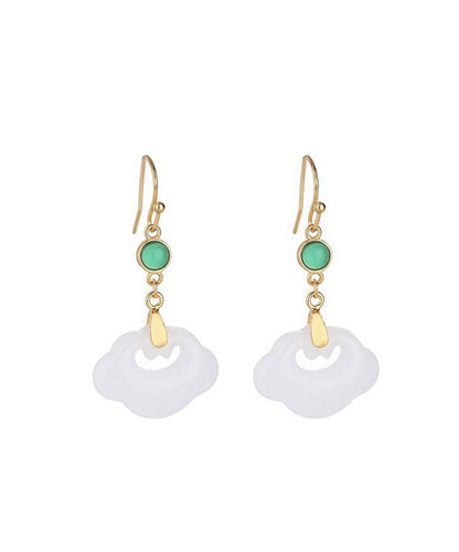 Elegantes pendientes colgantes de jade con gemas incrustadas en oro blanco antiguo