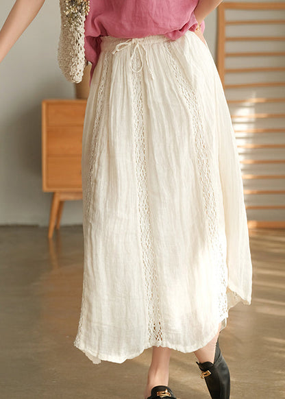 Edler weißer Patchworkrock mit Spitze im Frühling