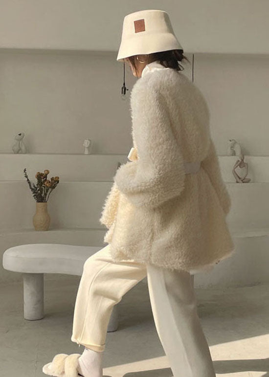 Edler weißer Wintermantel aus dickem Kunstfell