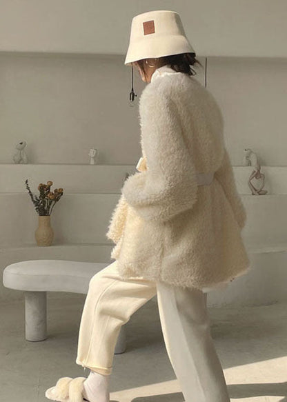 Edler weißer Wintermantel aus dickem Kunstfell