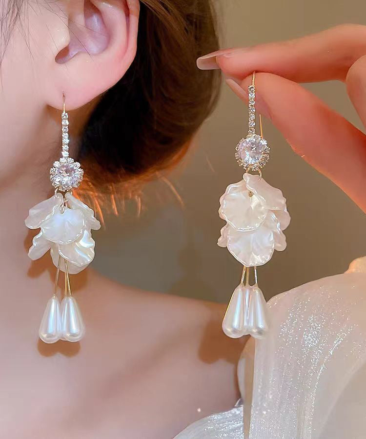 Pendientes elegantes con borlas florales, perla, concha y circonita acrílica dorada de cobre blanco