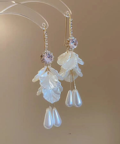 Pendientes elegantes con borlas florales, perla, concha y circonita acrílica dorada de cobre blanco