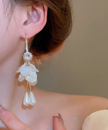 Pendientes elegantes con borlas florales, perla, concha y circonita acrílica dorada de cobre blanco