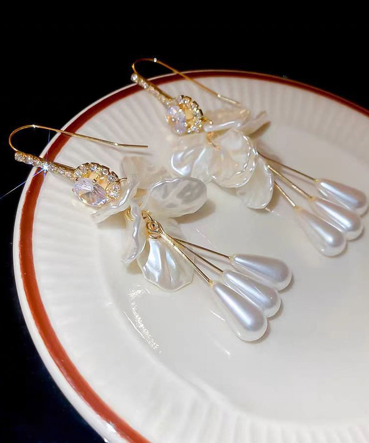 Pendientes elegantes con borlas florales, perla, concha y circonita acrílica dorada de cobre blanco