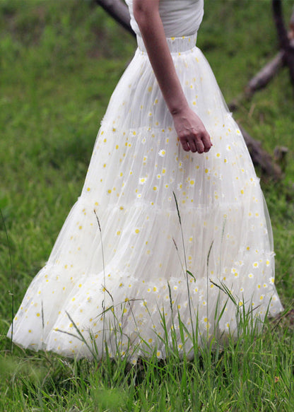 Eleganter weißer Tüll-Strandrock mit Gänseblümchenmuster und extra weitem Saum für den Frühling