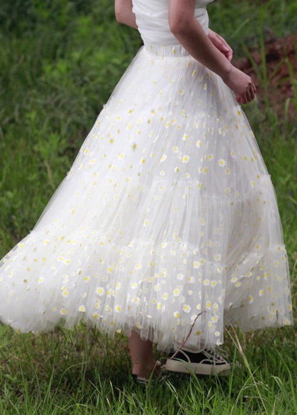 Eleganter weißer Tüll-Strandrock mit Gänseblümchenmuster und extra weitem Saum für den Frühling