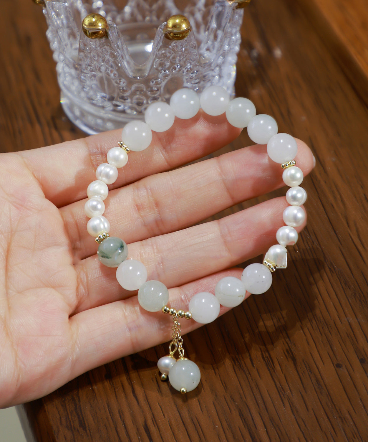 Pulsera elegante con dije de concha y madreperla blanca