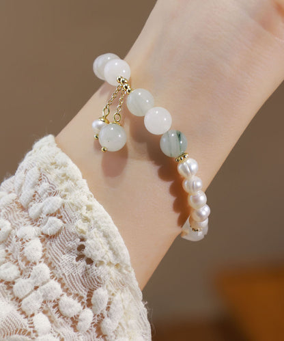 Pulsera elegante con dije de concha y madreperla blanca