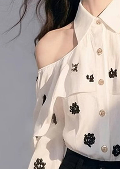 Camisa elegante blanca con cuello Peter Pan, hombros descubiertos y manga farol