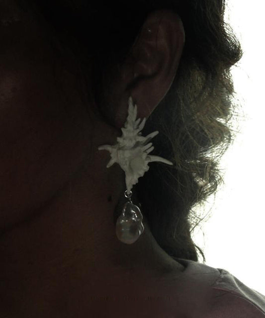 Elegantes pendientes colgantes florales de aleación de plata de ley blanca