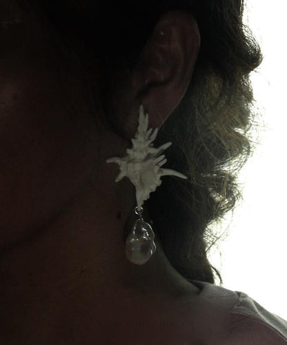 Elegantes pendientes colgantes florales de aleación de plata de ley blanca