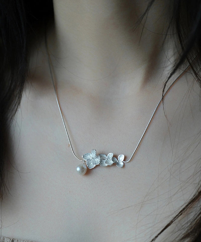 Elegante collar de perlas florales de plata de ley blanca