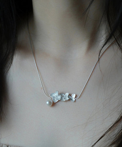 Elegante collar de perlas florales de plata de ley blanca