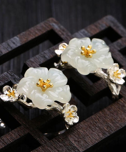 Elegantes pendientes de aro con flores de jade incrustadas en plata de ley blanca