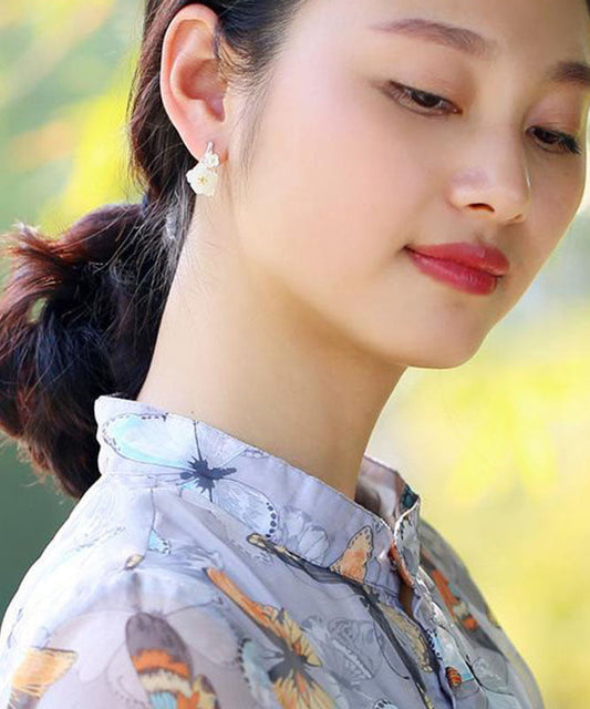 Elegantes pendientes de aro con flores de jade incrustadas en plata de ley blanca